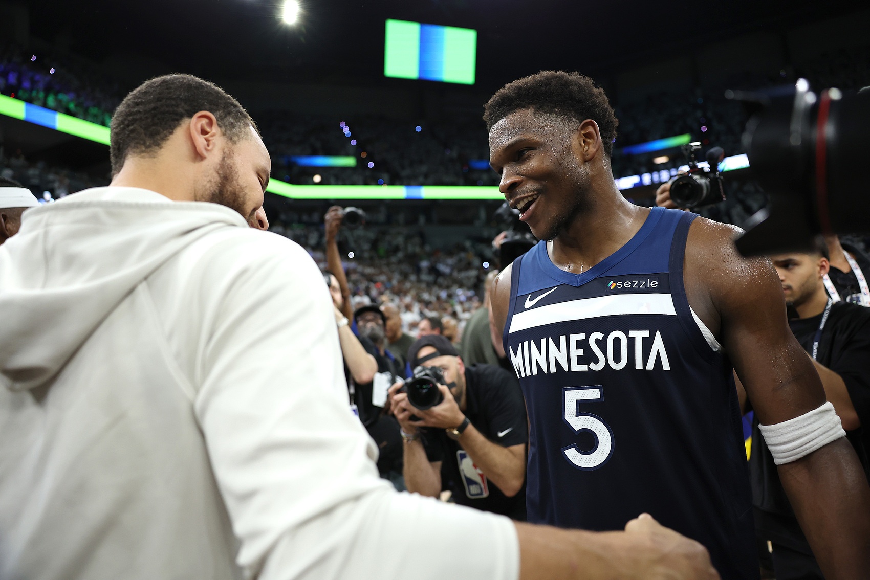 开云体育官网-爱德华兹：库里是我兄弟&amp;我爱他的一切 他是最伟大控卫 不太懂rap