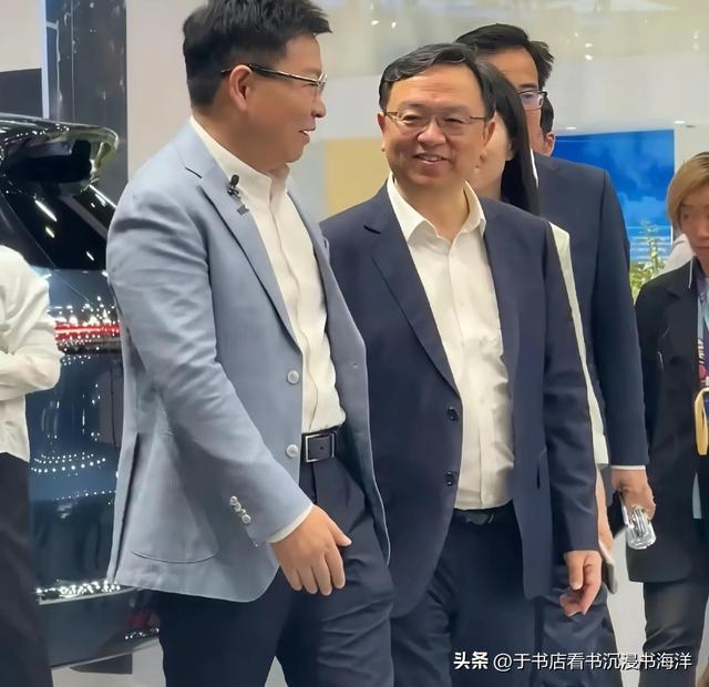 王传福打卡问界展台 余承东亲自讲解：中国车企从竞争走向竞合